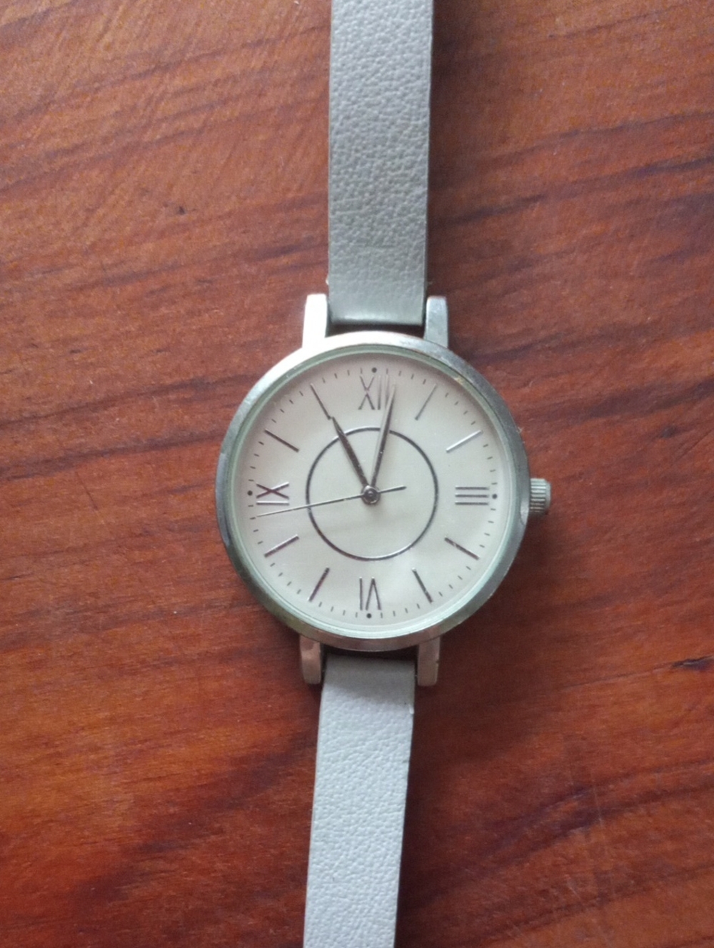 Minimalist Ivory Dial Watch with Light Gray Strap
